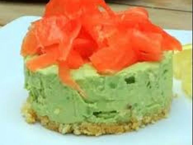 Cheesecake d'avocat au saumon ou poisson est ses crudités variées